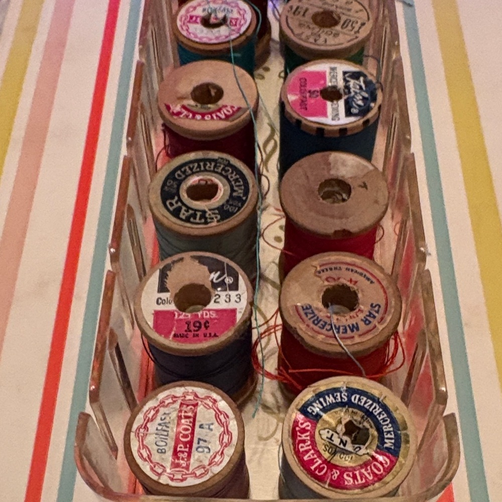VINT 14 Asst. PLASTIC CONT WITH VARIOUS CLAKS Thread Spools
